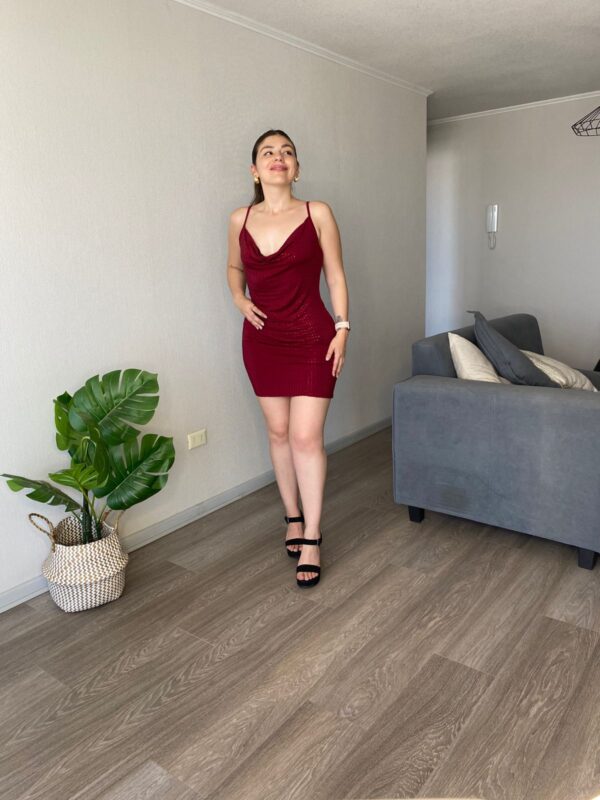 Vestido escote rebajado brillos