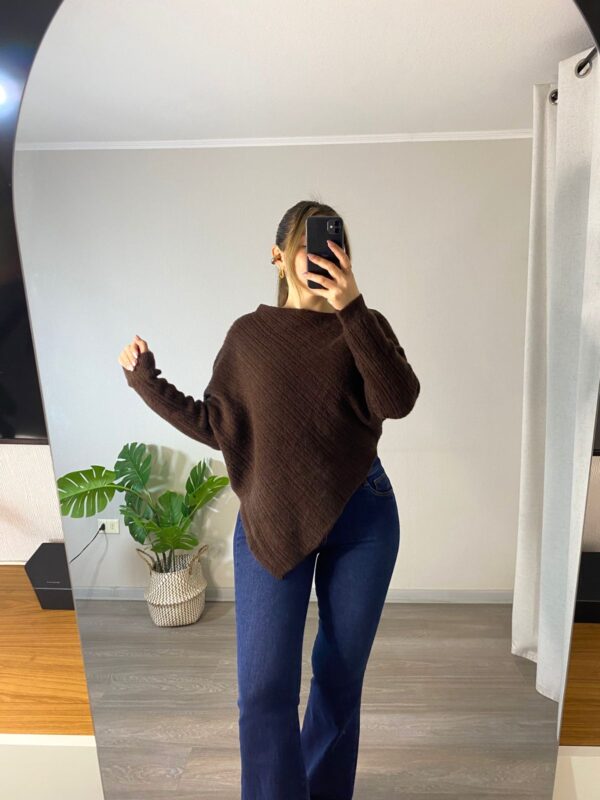 Sweater tipo poncho con mangas